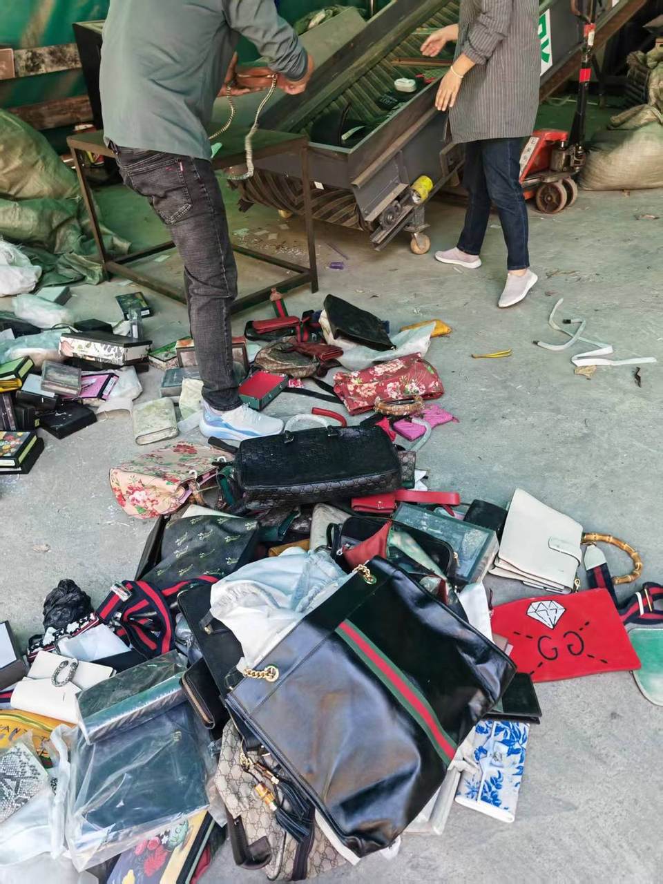 佛山服装箱包销毁-品牌服饰箱包销毁处理